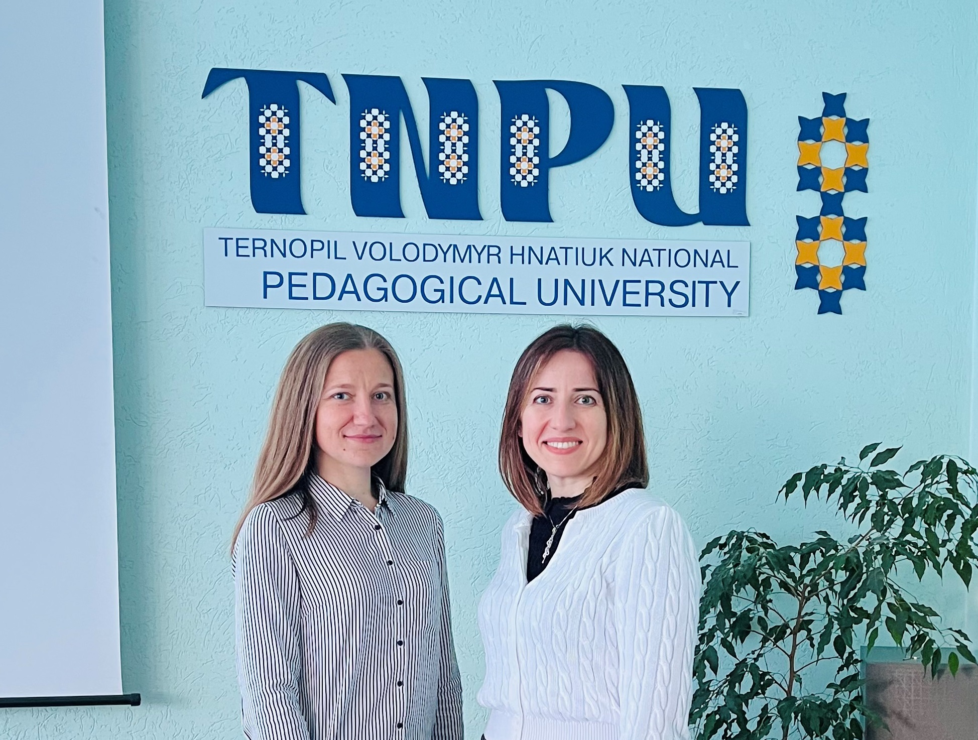  Перекладачка Галина Кондира та доцентка Оксана Куца.jpg